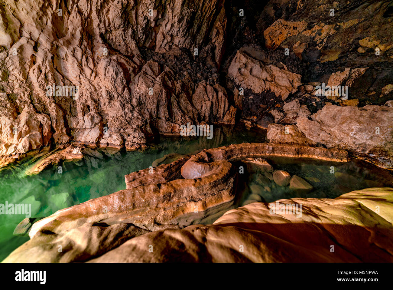 Die dunklen und nassen Erforschung des schönen Sumaguing Höhle auf den Philippinen, in Sagada, Mountain Province. Stockfoto