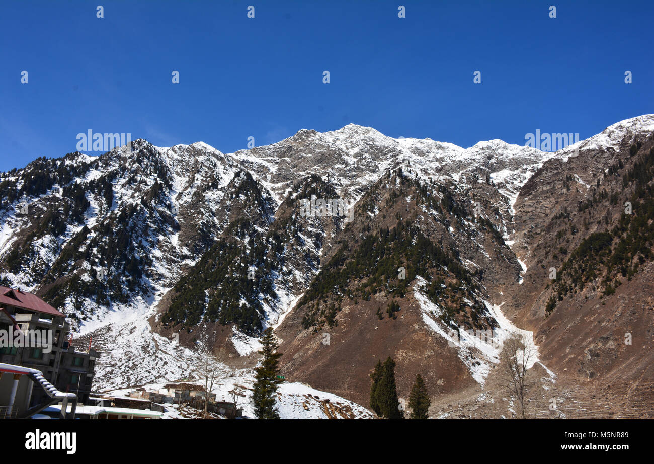 Schneebedeckte Berge, extreme Bedingungen im Winter Stockfoto
