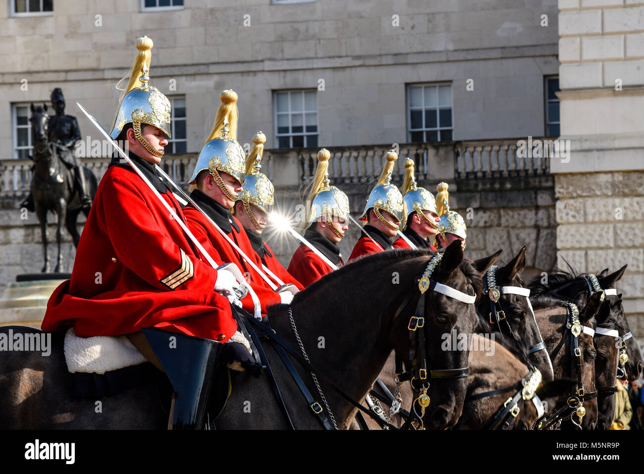 Ändern des Schutzes, Horse Guards Parade, London. Rettungsschwimmer Household Cavalry montiert Soldaten in den zeremoniellen Winter Dress. Pferde Stockfoto