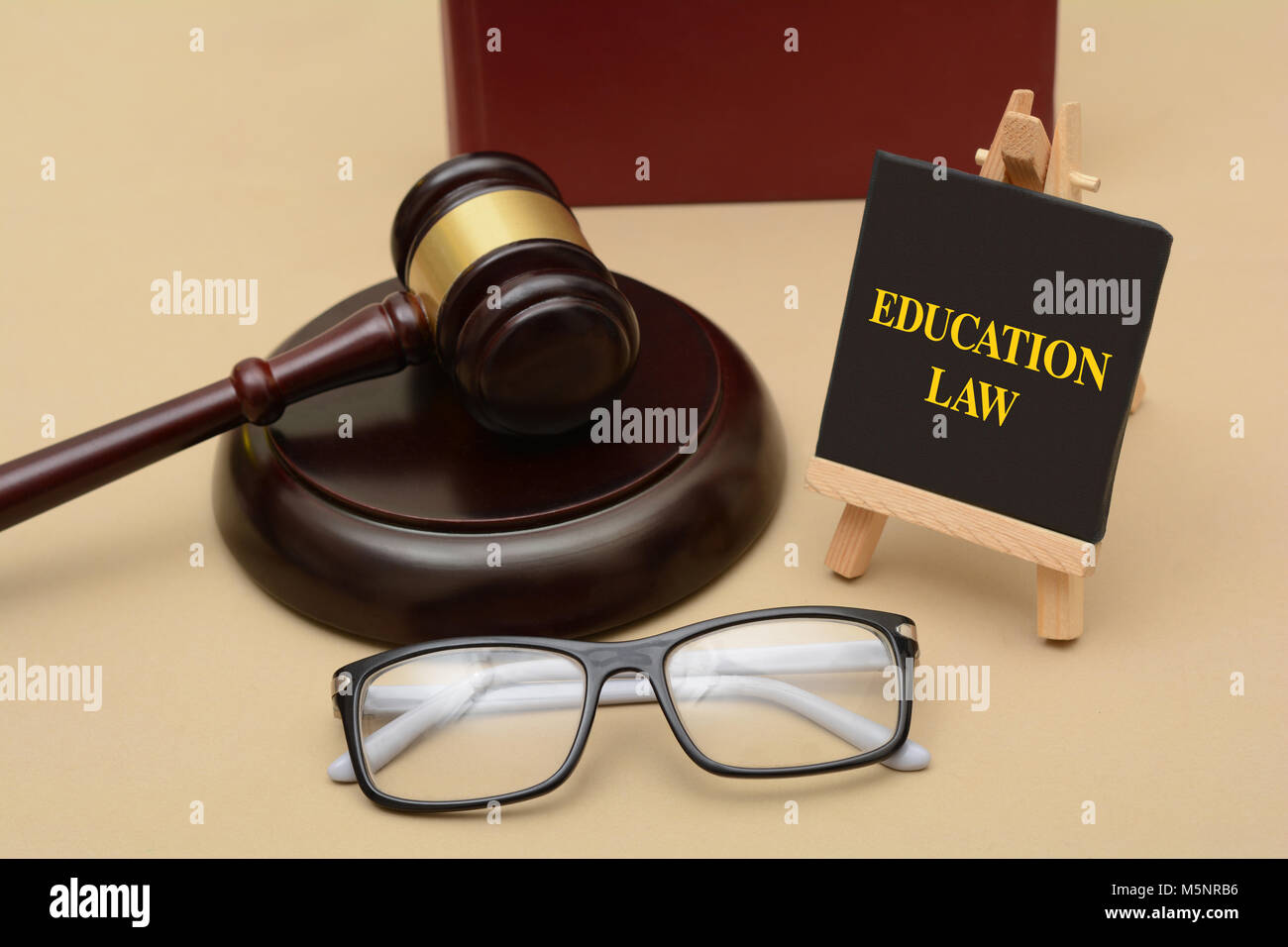 Bildung Gesetz unterschreiben mit Holz, Hammer und Gläser Stockfoto