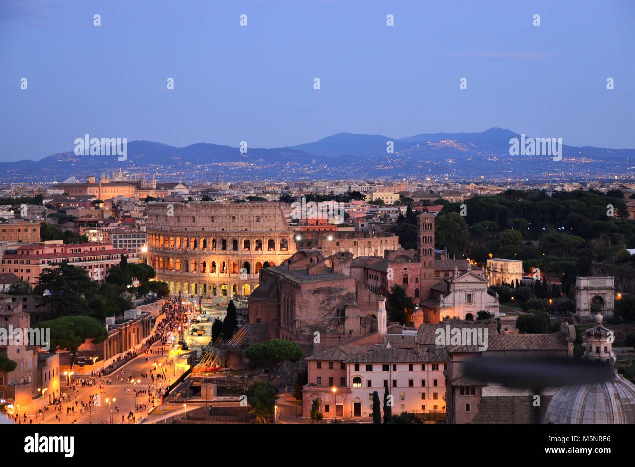 Vogelperspektive auf das Forum Romanum und das berühmte Kolosseum, Rom, Italien Stockfoto