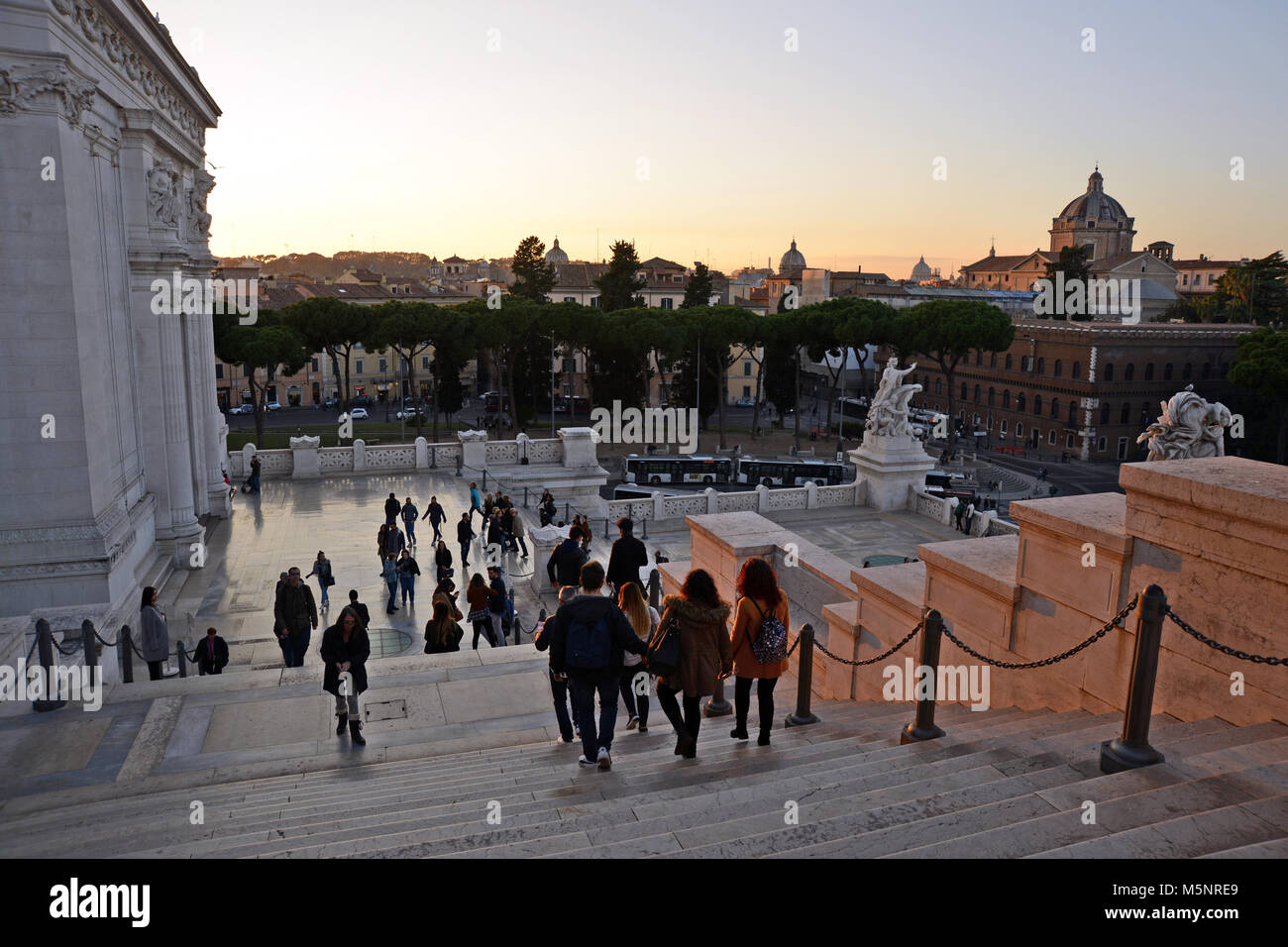 Altare della Patria in Rom mit Menschen absteigende Treppe bei Sonnenuntergang Stockfoto