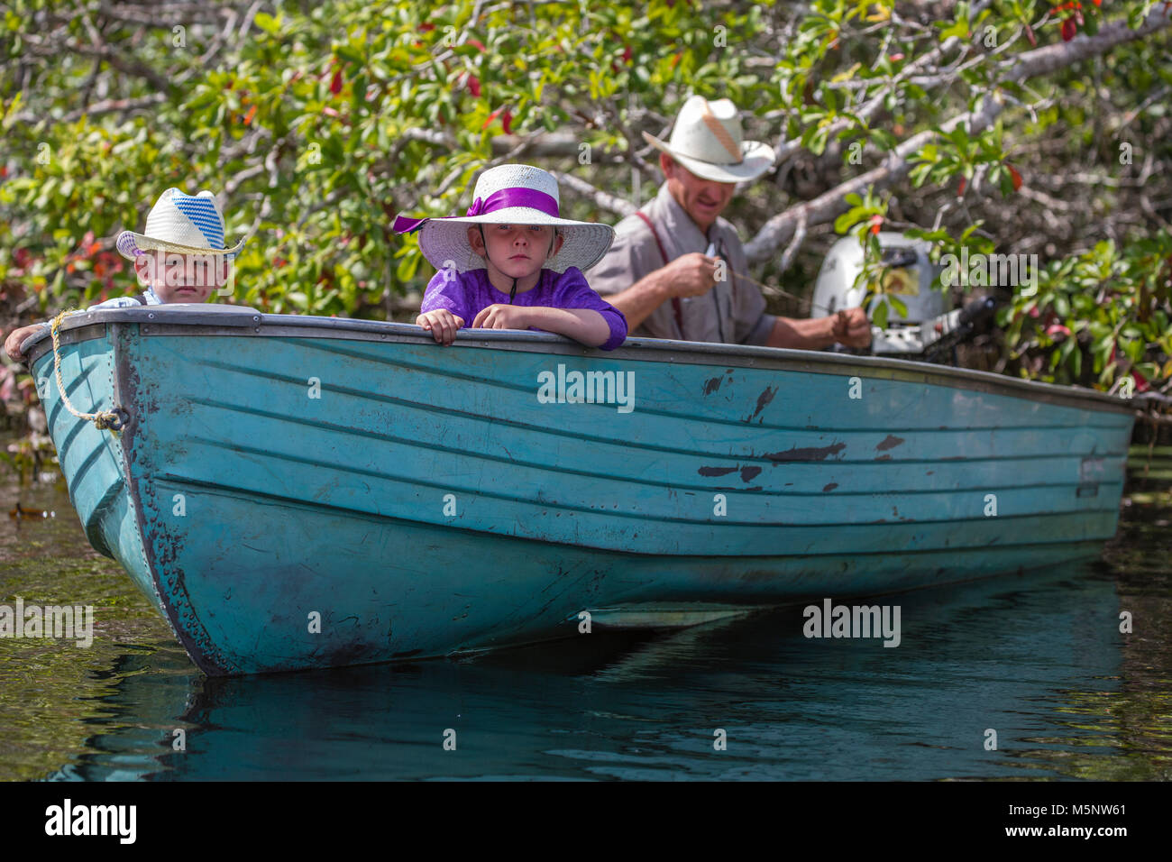 Mennonitische Familie im Boot auf dem New River in der Nähe von Lamanai in Belize Stockfoto