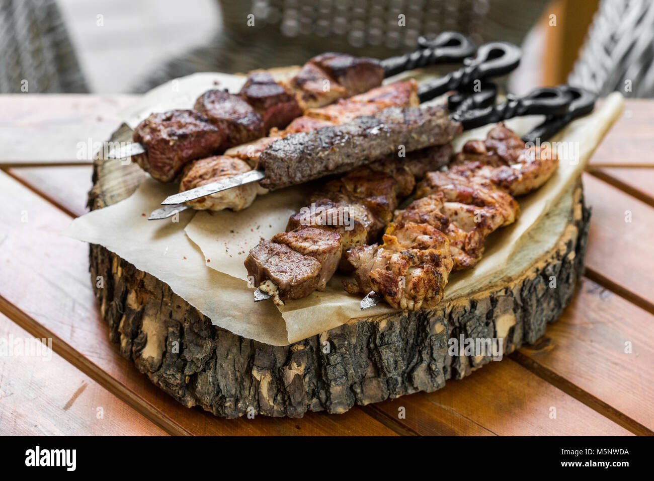 Grill Fleisch. Schweinefleisch vom Grill Spieße auf Platte. selektive Fokus Stockfoto