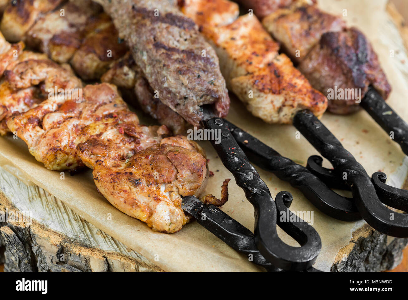 Grill Fleisch. Schweinefleisch vom Grill Spieße auf Platte. selektive Fokus. Nach oben Schließen Stockfoto