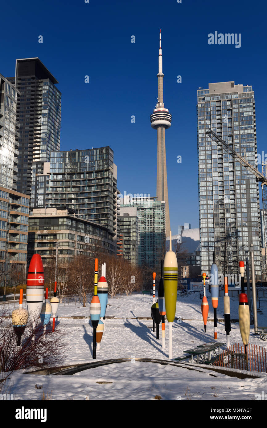 Concord CityPlace jetzt Kanu Landung Park mit Angeln Bobbers Kunst am Boot Garten in der Innenstadt von Toronto im Winter mit CN Tower und blauer Himmel Stockfoto