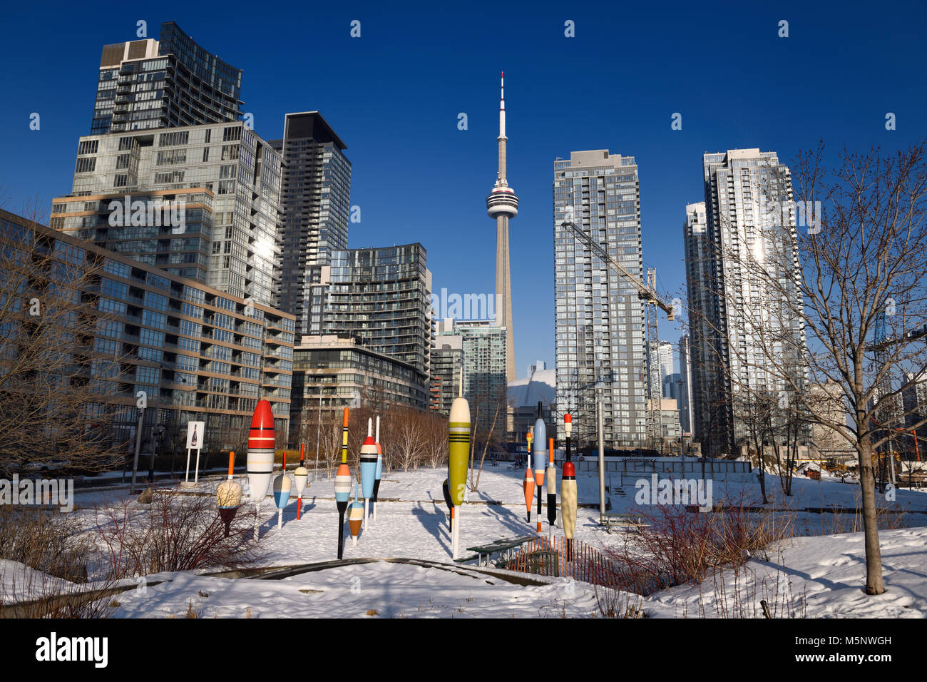 Concord CityPlace jetzt Kanu Landung Park mit Angeln Bobbers Kunst in der Innenstadt von Toronto im Winter mit CN Tower und blauer Himmel Stockfoto
