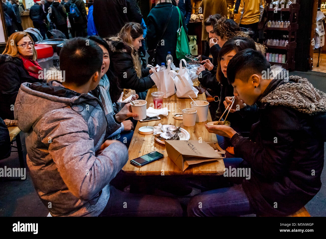 Touristen besuchen Borough Market an Weihnachten, London, UK Stockfoto