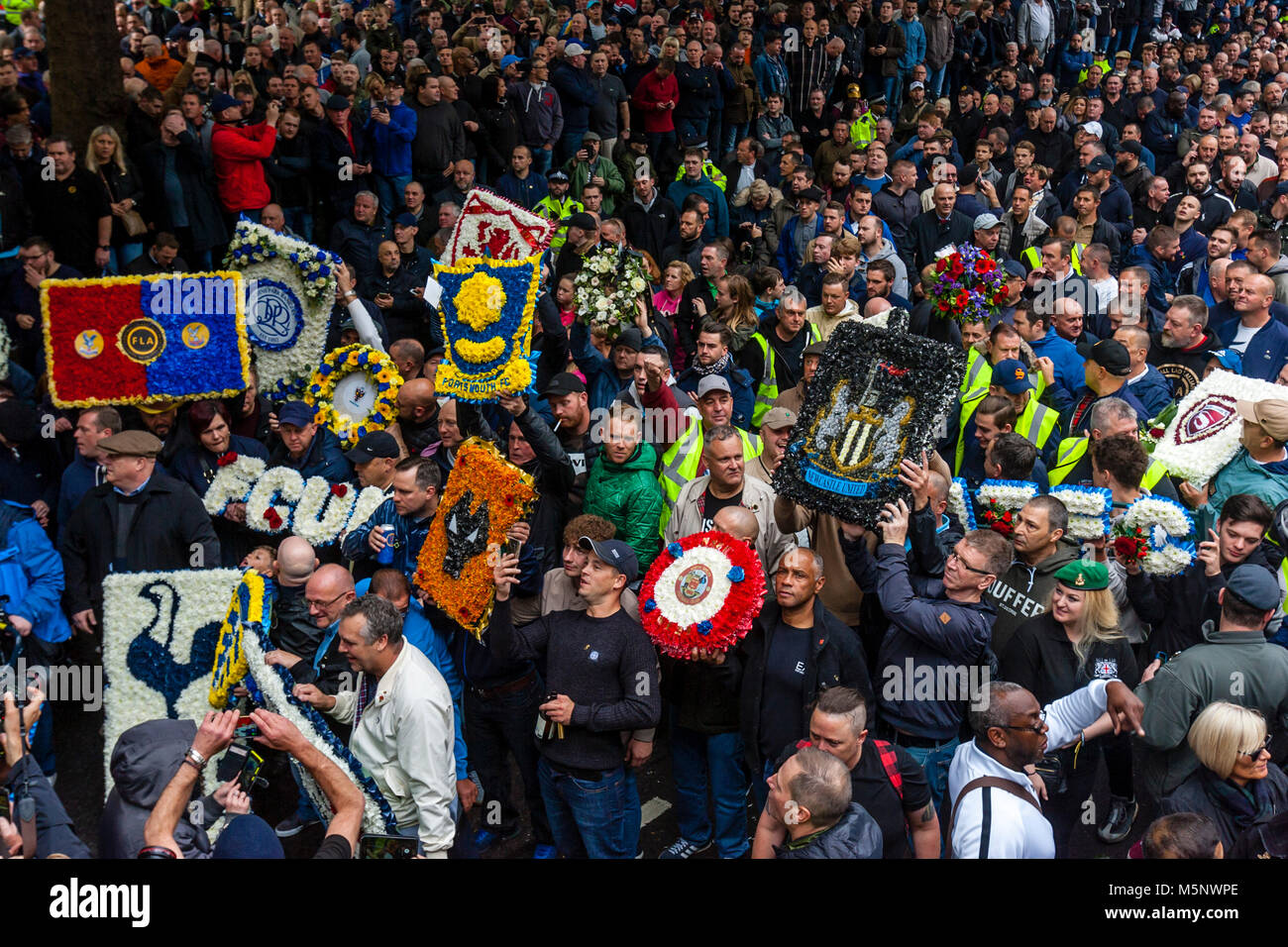 Fußball-Fans aus ganz Deutschland versammeln sich in Central London gegen Extremismus unter dem Banner der FLA bis März (Fußball jungs Alliance), London, UK Stockfoto