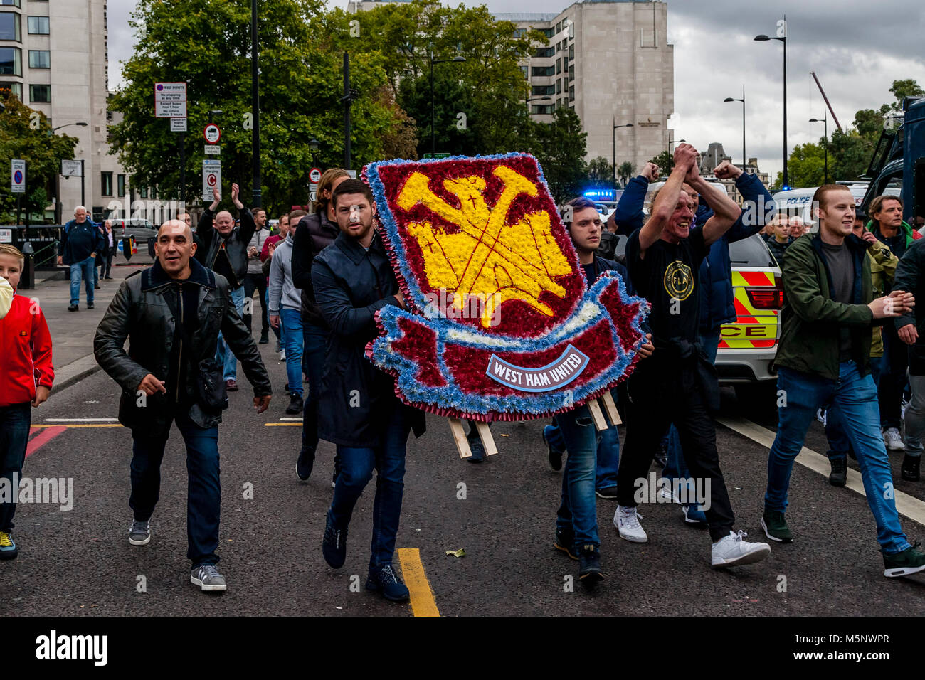 Fußball-Fans aus ganz Deutschland versammeln sich in Central London gegen Extremismus unter dem Banner der FLA bis März (Fußball jungs Alliance), London, UK Stockfoto