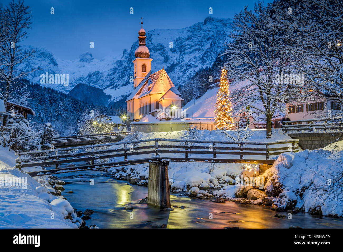 Dämmerung Blick auf Sankt Sebastian Wallfahrtskirche mit Weihnachtsbaum während der Blauen Stunde in der Dämmerung im Winter, Ramsau, Bayern, Deutschland Stockfoto