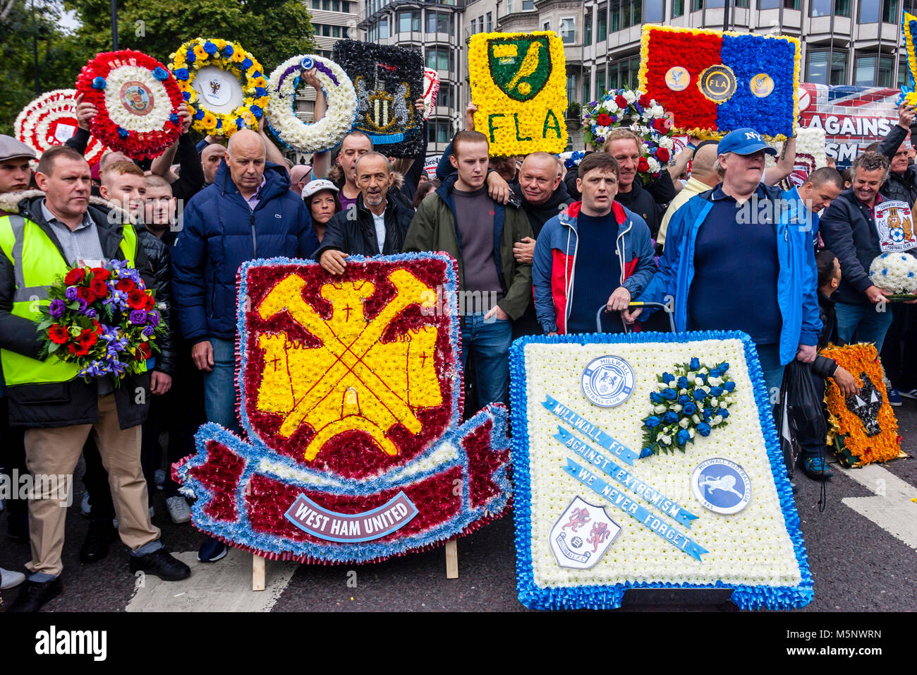 Fußball-Fans aus ganz Deutschland versammeln sich in Central London gegen Extremismus unter dem Banner der FLA bis März (Fußball jungs Alliance), London, UK Stockfoto