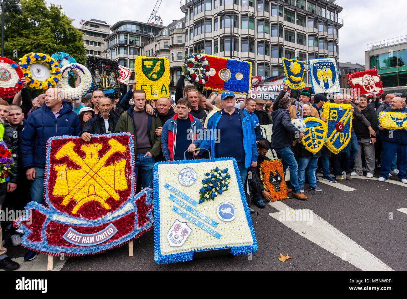 Fußball-Fans aus ganz Deutschland versammeln sich in Central London gegen Extremismus unter dem Banner der FLA bis März (Fußball jungs Alliance), London, UK Stockfoto