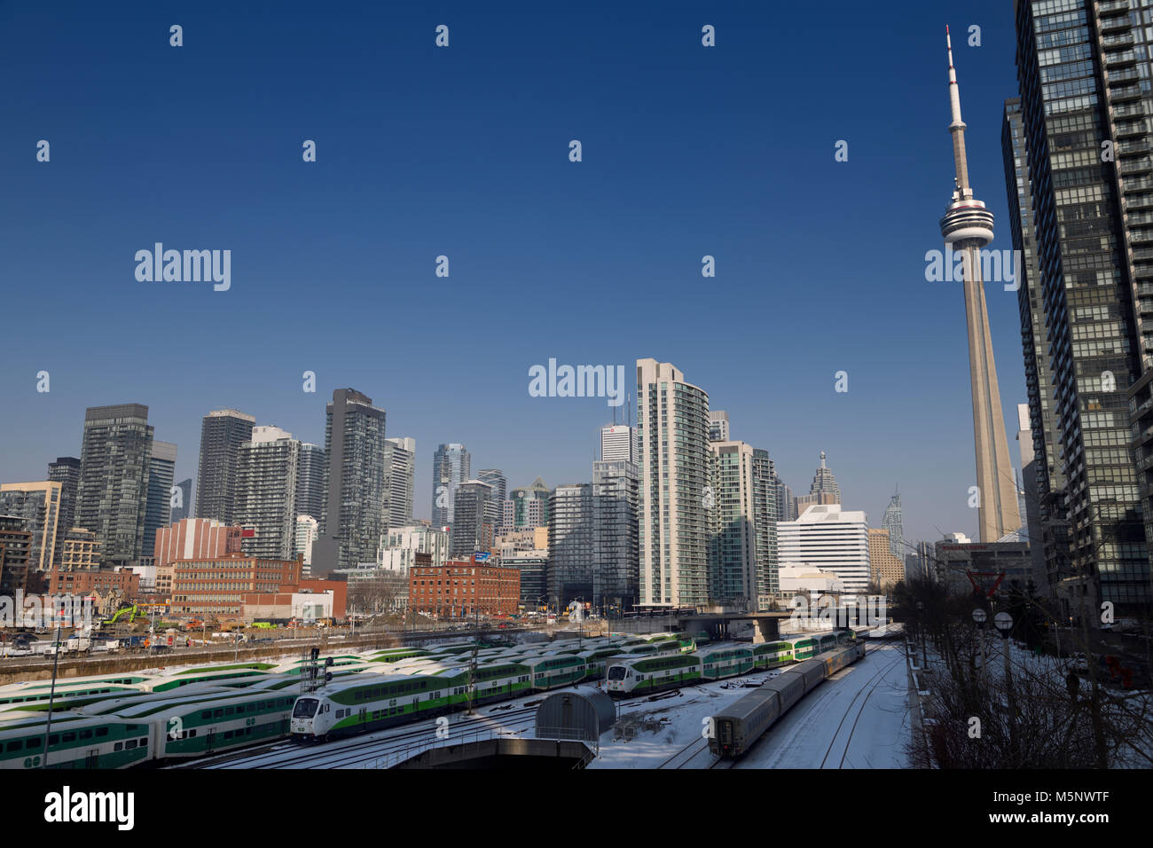 Pendler gehen Züge und mit dem Zug an den Anschlüssen zur Union Station Toronto CN Tower und das Stadtbild Skyline von Hochhäusern Stockfoto