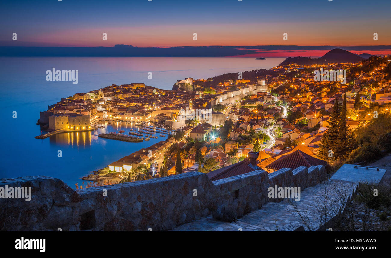 Panoramablick auf das luftbild der Altstadt von Dubrovnik, eines der bekanntesten touristischen Destinationen im Mittelmeer, in schönen Abend tw Stockfoto