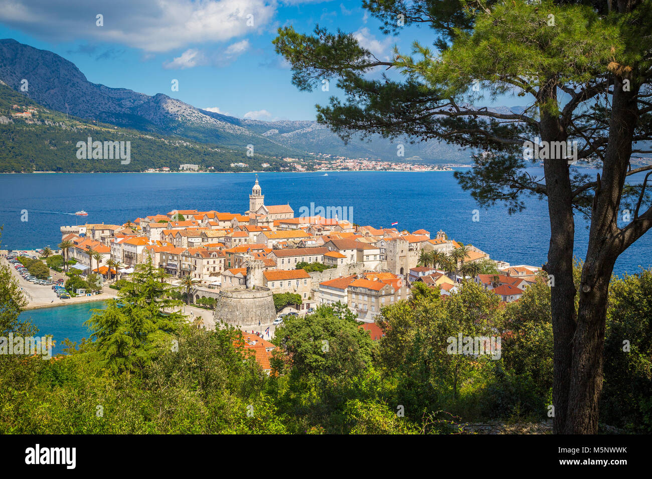 Schöne Aussicht auf die Altstadt von Korcula auf einem schönen, sonnigen Tag mit blauen Himmel und Wolken im Sommer, Insel Korcula, Dalmatien, Kroatien Stockfoto