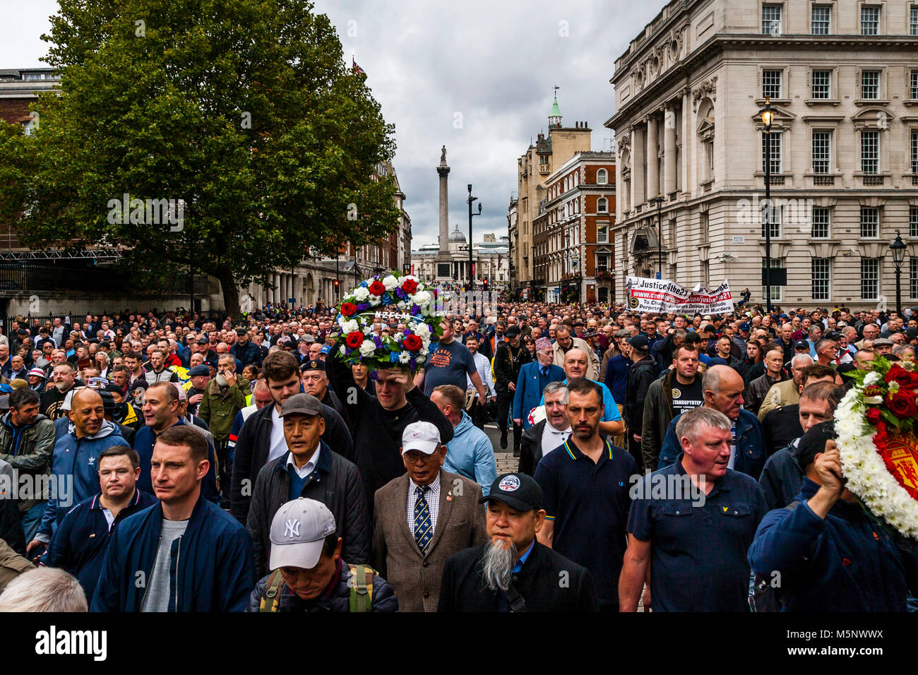 Fußball-Fans aus ganz Großbritannien gegen Extremismus unter dem Banner der FLA (Fußball jungs Alliance), Whitehall, London, UK Stockfoto