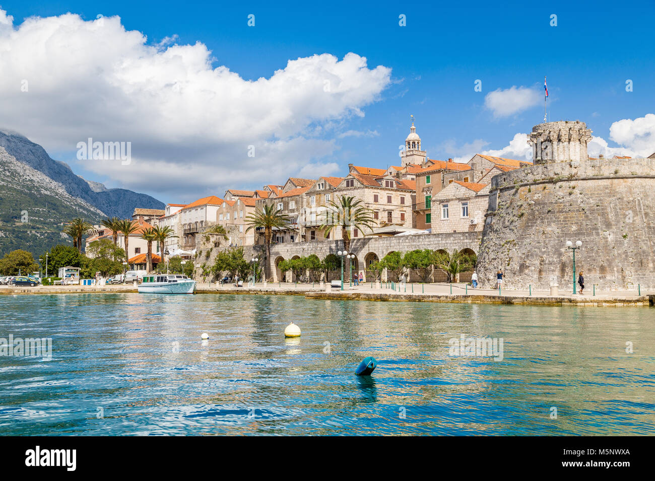 Schöne Aussicht auf die Altstadt von Korcula auf einem schönen, sonnigen Tag mit blauen Himmel und Wolken im Sommer, Insel Korcula, Dalmatien, Kroatien Stockfoto