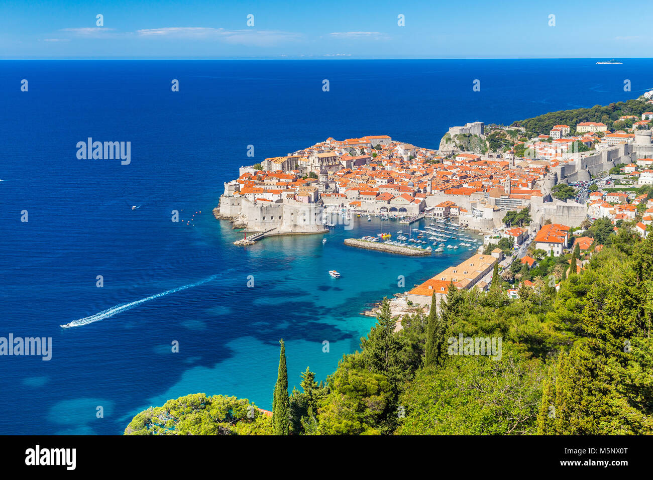 Historische Altstadt von Dubrovnik, eines der bekanntesten touristischen Destinationen im Mittelmeer, von Srd Berg an einem sonnigen Tag im Sommer, Kroatien Stockfoto