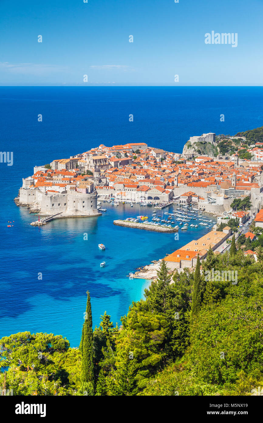 Historische Altstadt von Dubrovnik, eines der bekanntesten touristischen Destinationen im Mittelmeer, von Srd Berg an einem sonnigen Tag im Sommer, Kroatien Stockfoto