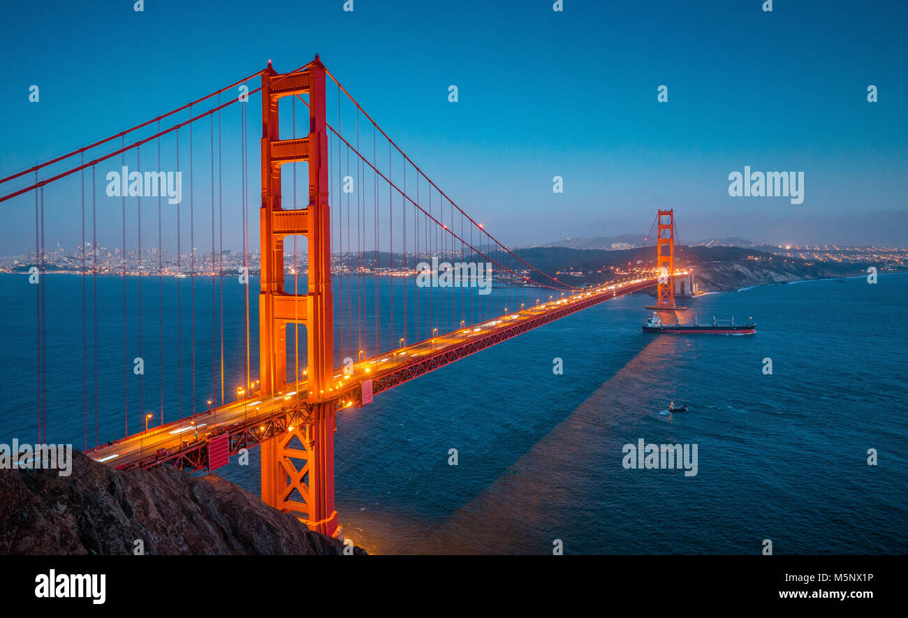 Klassische Panoramablick auf die berühmte Golden Gate mit Cargo - Fracht in schönen Post Sonnenuntergang Dämmerung während der Blauen Stunde in der Dämmerung im Sommer, San Francis Stockfoto
