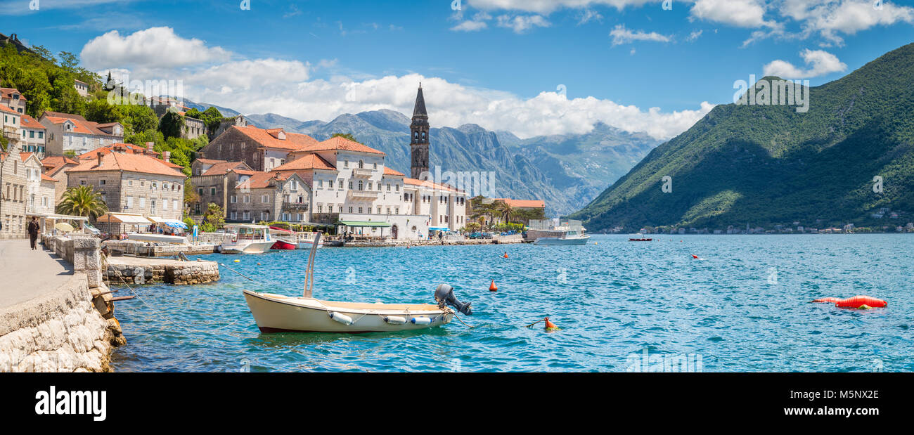 Historische Stadt Perast an der weltberühmten Bucht von Kotor an einem schönen sonnigen Tag mit blauen Himmel und Wolken im Sommer, Montenegro, Balkan, Europa Stockfoto