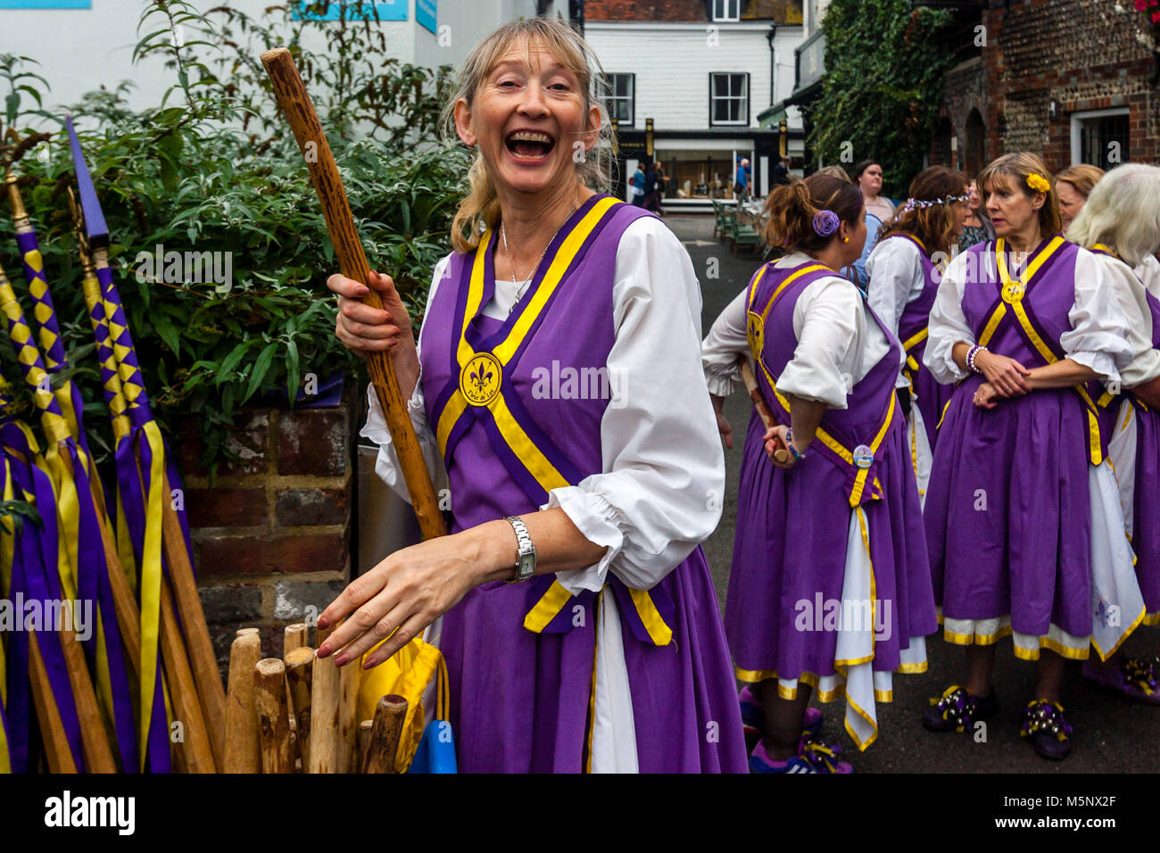 Die Fleur de Lys Morris weiblichen Morris Dancers vorzubereiten, führen Sie an der jährlichen Lewes Folk Festival, Lewes, Sussex, UK Stockfoto