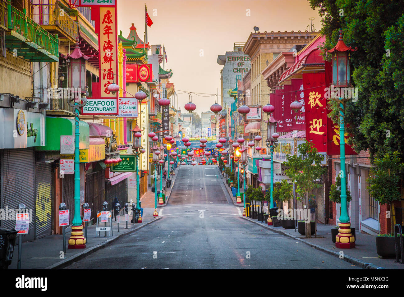 Berühmt ist San Francisco Chinatown, die älteste Chinatown in Nordamerika und der größte chinesische Enklave außerhalb von Asien, bei Sonnenaufgang, Kalifornien, USA Stockfoto
