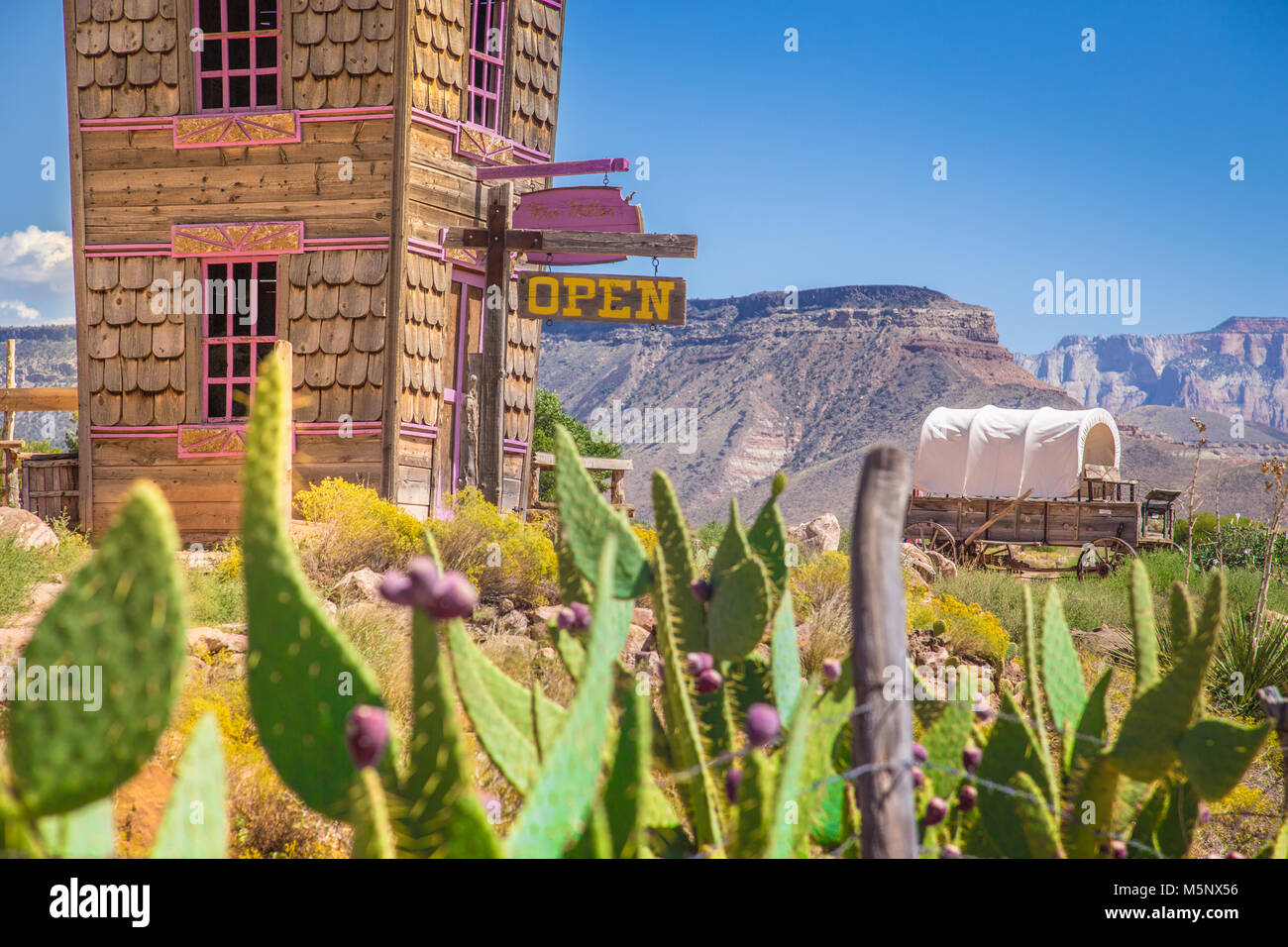 Panoramablick auf die schöne verlassene Goldgräberstadt in der Wüste des amerikanischen Wilden Westen an einem schönen sonnigen Tag mit blauen Himmel im Sommer Stockfoto