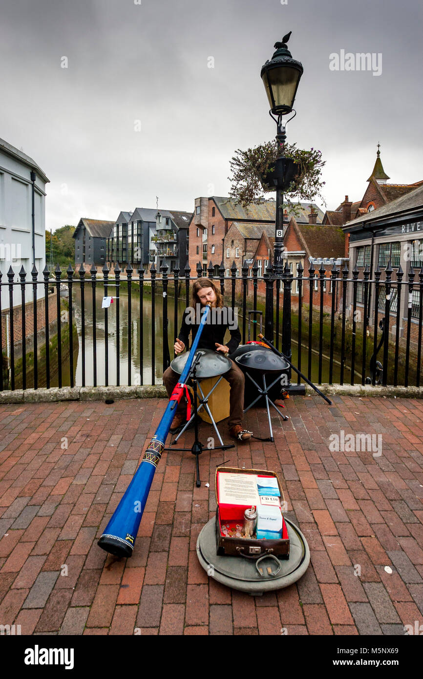 Ein Mann spielt ein Didgeridoo in der High Street, Lewes, Sussex, UK Stockfoto