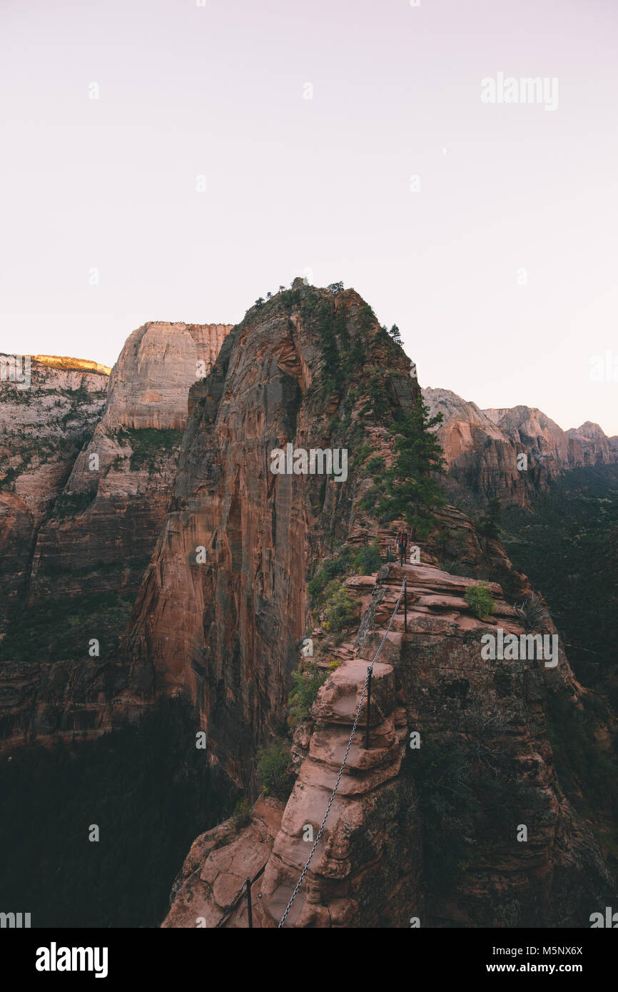 Berühmte Angels Landing Wanderweg mit Blick auf malerische Zion Canyon in schönen Post Sonnenuntergang Abenddämmerung im Sommer, Zion National Park, Utah, USA Stockfoto