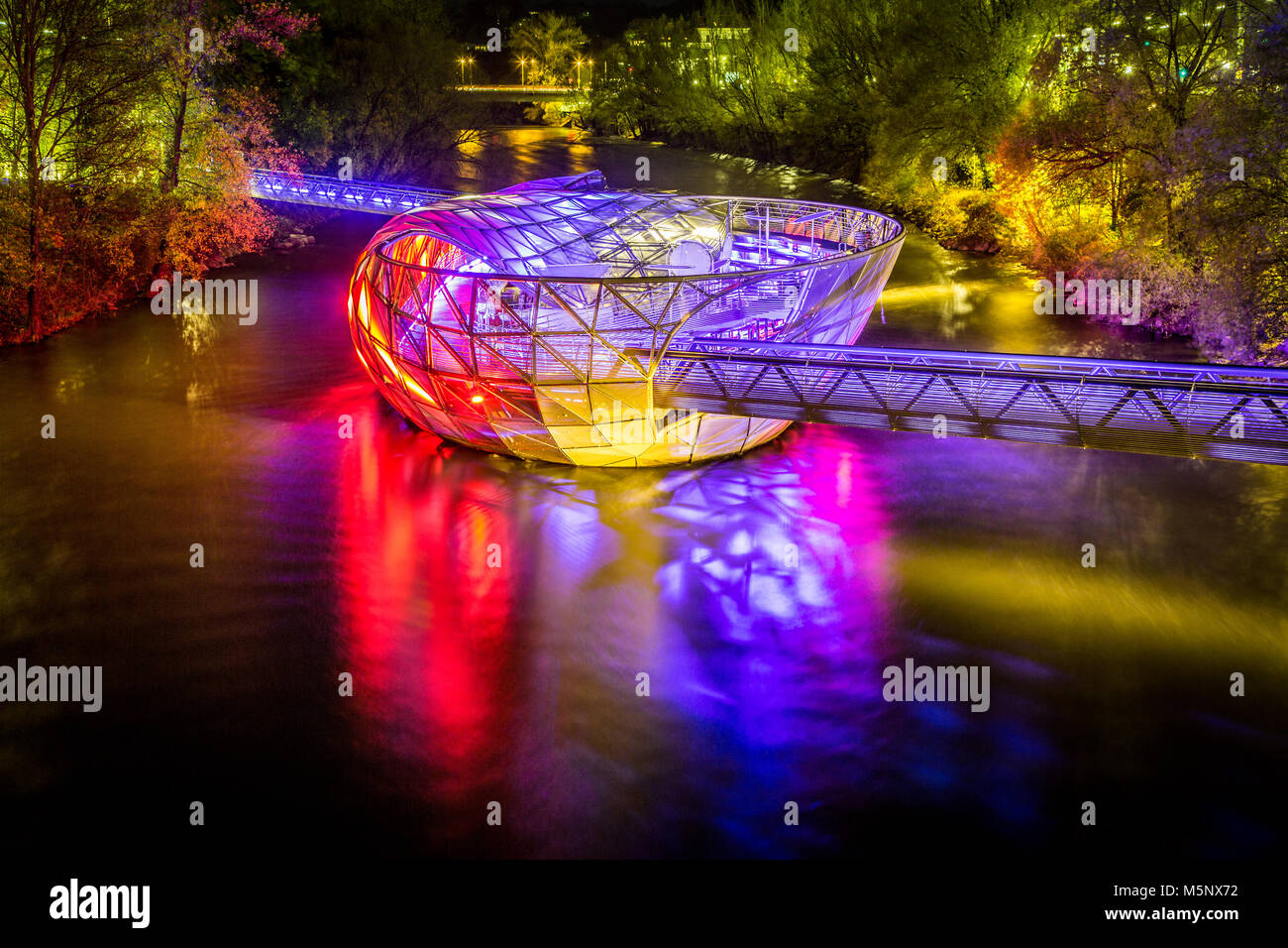 Schöne Panorama der berühmten Grazer Murinsel, eine künstliche schwimmende Insel in der Mitte der Mur bei Nacht beleuchtet, Graz, Steiermark, Stockfoto