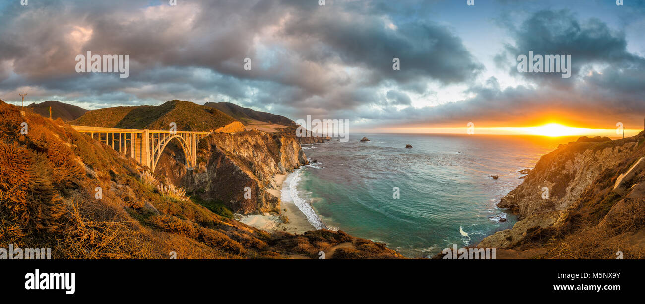 Panoramablick auf das historische Bixby Creek Bridge entlang der berühmten Highway 1 im schönen goldenen Abendlicht bei Sonnenuntergang, Big Sur, Kalifornien, USA Stockfoto