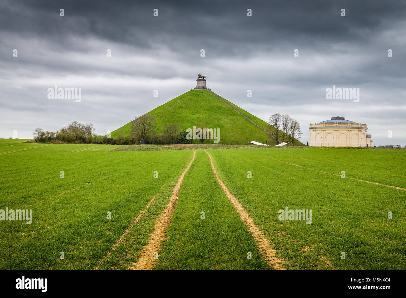 Die berühmten Lion Damm (Butte du Lion) Gedenkstätte, einer konischen künstlichen Hügel in Braine-l'Alleud comemmorating der Schlacht von Waterloo, Belgien Stockfoto