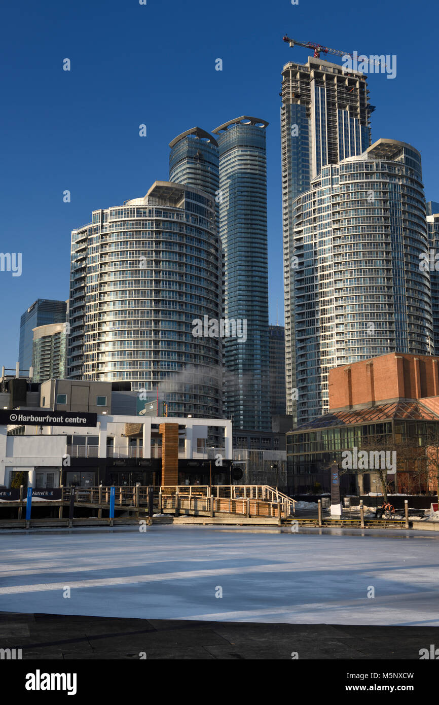 Leere Harbourfront Centre Schlittschuhlaufen eisbahn mit Hochhaus Condominium Tower in Toronto, im Winter Stockfoto