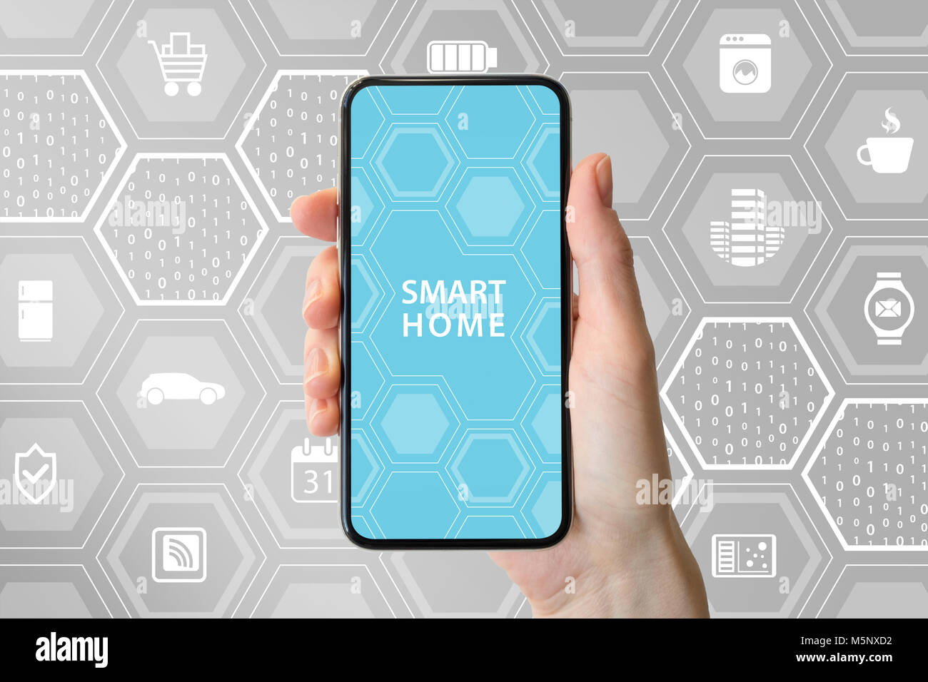 Smart Home Automation Konzept mit Hand, die moderne Verkleidung - Smartphone vor neutralem Hintergrund mit Symbolen von Geräten Stockfoto