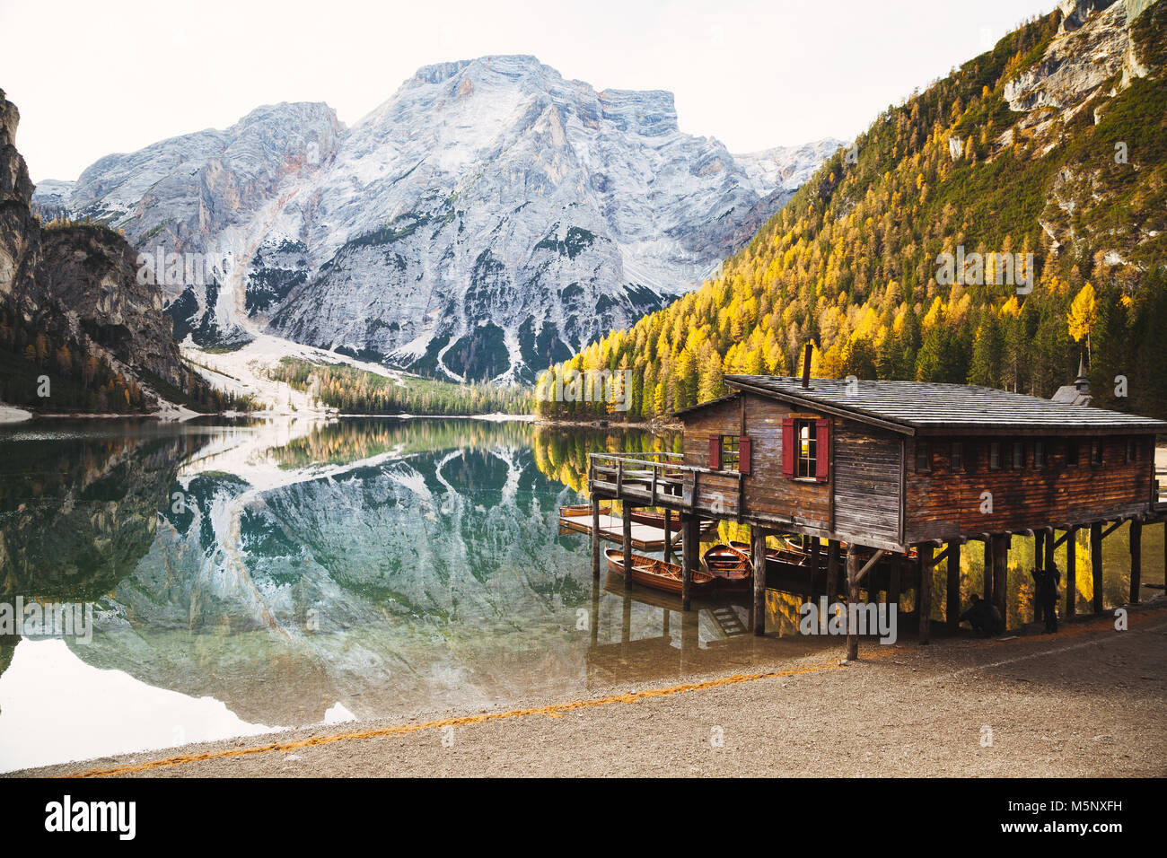 Herrlichem Panoramablick auf traditionellen hölzernen Bootshaus am Ufer des berühmten Lago di Braies mit Dolomited Berggipfel und schöne Reflexionen o Stockfoto