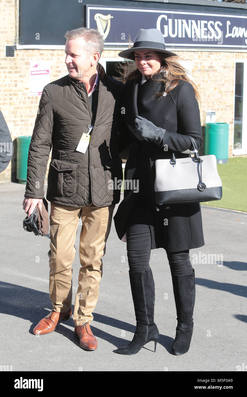 Fontwell Pferderennbahn in West Sussex, UK. 25. Februar 2018. Jeremy Kyle und sein Partner Vicky Burton kommen an fontwell Pferderennbahn in West Sussex sein Pferd laufen zu sehen. Credit: Nigel Bowles/Alamy leben Nachrichten Stockfoto