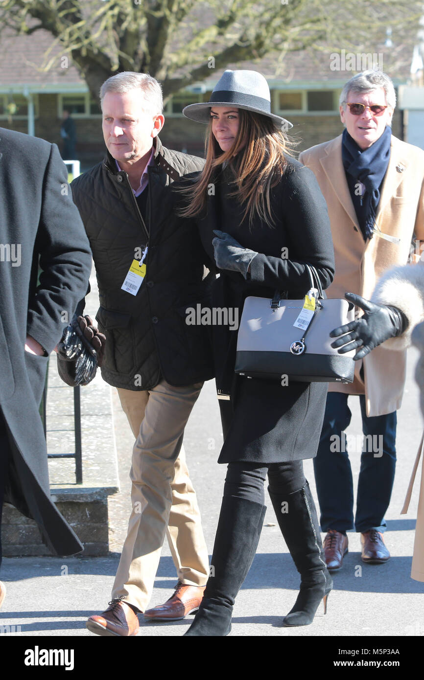 Fontwell Pferderennbahn in West Sussex, UK. 25. Februar 2018. Jeremy Kyle und sein Partner Vicky Burton kommen an fontwell Pferderennbahn in West Sussex sein Pferd laufen zu sehen. Credit: Nigel Bowles/Alamy leben Nachrichten Stockfoto
