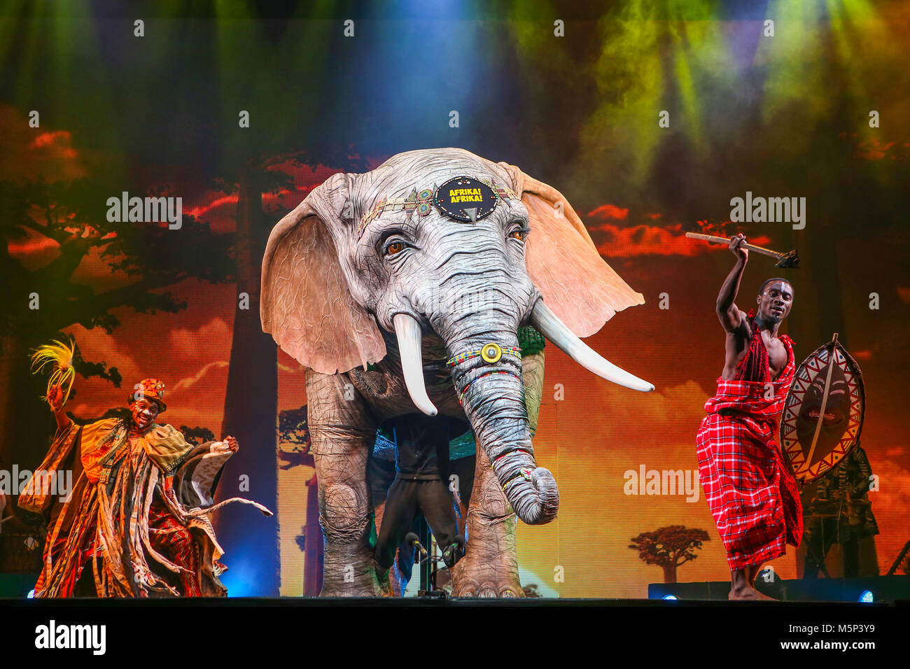 Die wetzlarer Rittal-Arena, Deutschland. 24 Feb, 2018. Afrika! Afrika! Afrikanischer Zirkus zeigen, nach einer Idee von André Heller, neue Produktion von Georges Momboye (Leitung, Choreografie), durch Fabrik- und Semmel Concerts präsentiert. Hier: Performance mit Dumbo, der Elefant, lebensgroße Figur entworfen von Michael Curry (USA). Credit: Christian Lademann Stockfoto