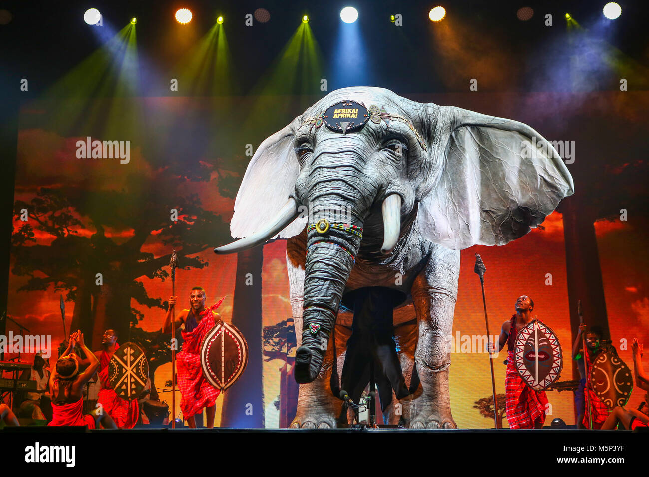 Die wetzlarer Rittal-Arena, Deutschland. 24 Feb, 2018. Afrika! Afrika! Afrikanischer Zirkus zeigen, nach einer Idee von André Heller, neue Produktion von Georges Momboye (Leitung, Choreografie), durch Fabrik- und Semmel Concerts präsentiert. Hier: Performance mit Dumbo, der Elefant, lebensgroße Figur entworfen von Michael Curry (USA). Credit: Christian Lademann Stockfoto