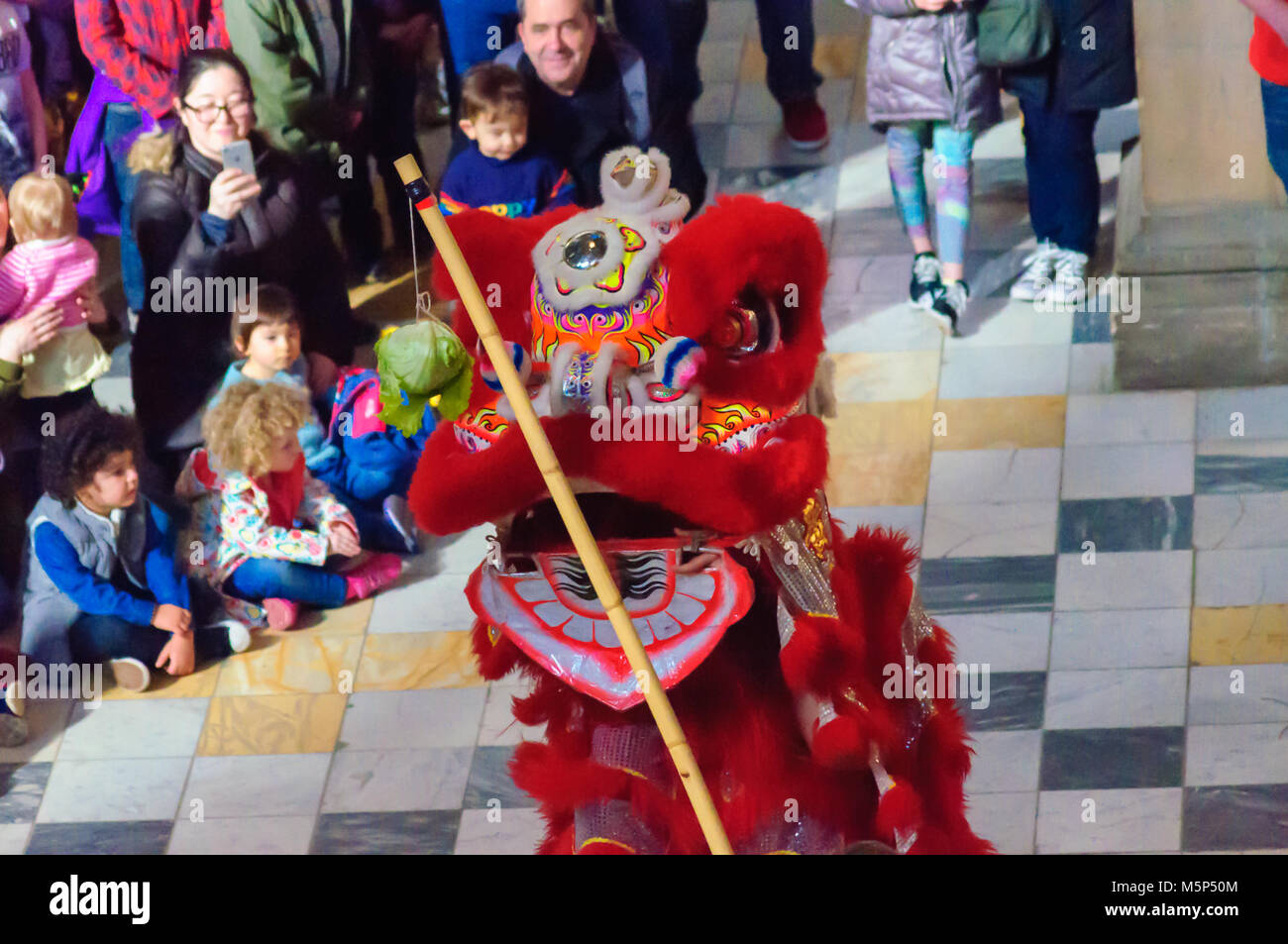 Glasgow, Schottland, Großbritannien. 25. Februar, 2018. Ricefield Kunst- und Kulturzentrum feiern das Chinesische Neue Jahr des Hundes mit einer Performance in der Kelvingrove Art Gallery und Museum. Credit: Skully/Alamy leben Nachrichten Stockfoto