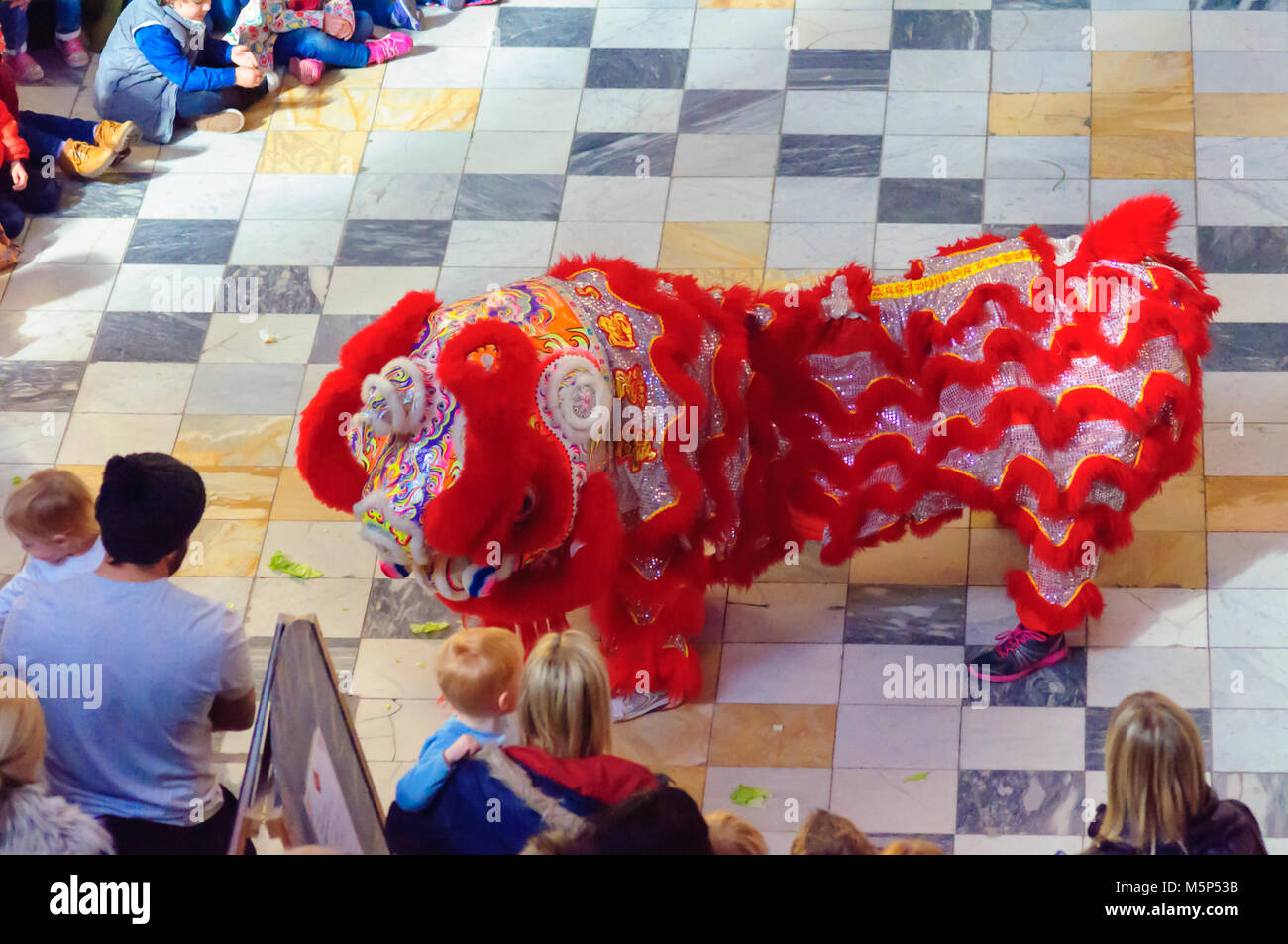 Glasgow, Schottland, Großbritannien. 25. Februar, 2018. Ricefield Kunst- und Kulturzentrum feiern das Chinesische Neue Jahr des Hundes mit einer Performance in der Kelvingrove Art Gallery und Museum. Credit: Skully/Alamy leben Nachrichten Stockfoto