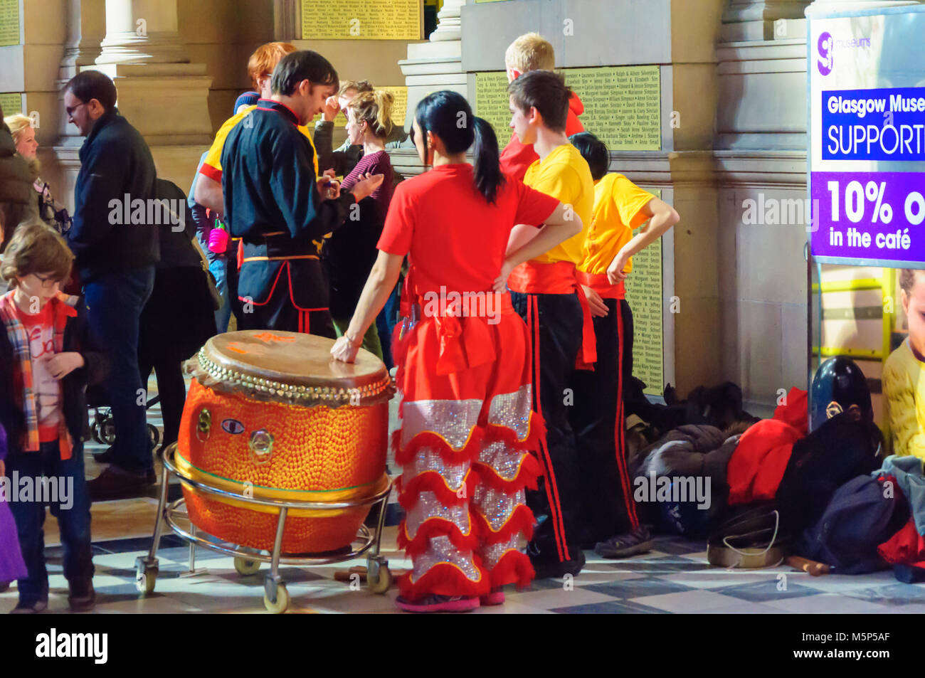 Glasgow, Schottland, Großbritannien. 25. Februar, 2018. Ricefield Kunst- und Kulturzentrum feiern das Chinesische Neue Jahr des Hundes mit einer Performance in der Kelvingrove Art Gallery und Museum. Credit: Skully/Alamy leben Nachrichten Stockfoto