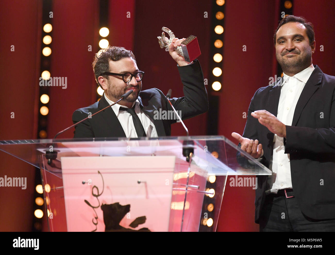 Berlin, Deutschland. 24 Feb, 2018. 24. Februar 2018, Deutschland, Berlin, Preisverleihung, Berlinale Palast: Manuel Alcala und Alonso Ruizpalacios erhalten den Silbernen Bären für die beste Regie für den Film 'Museum'. Foto: Ralf Hirschberger/dpa/Alamy leben Nachrichten Stockfoto