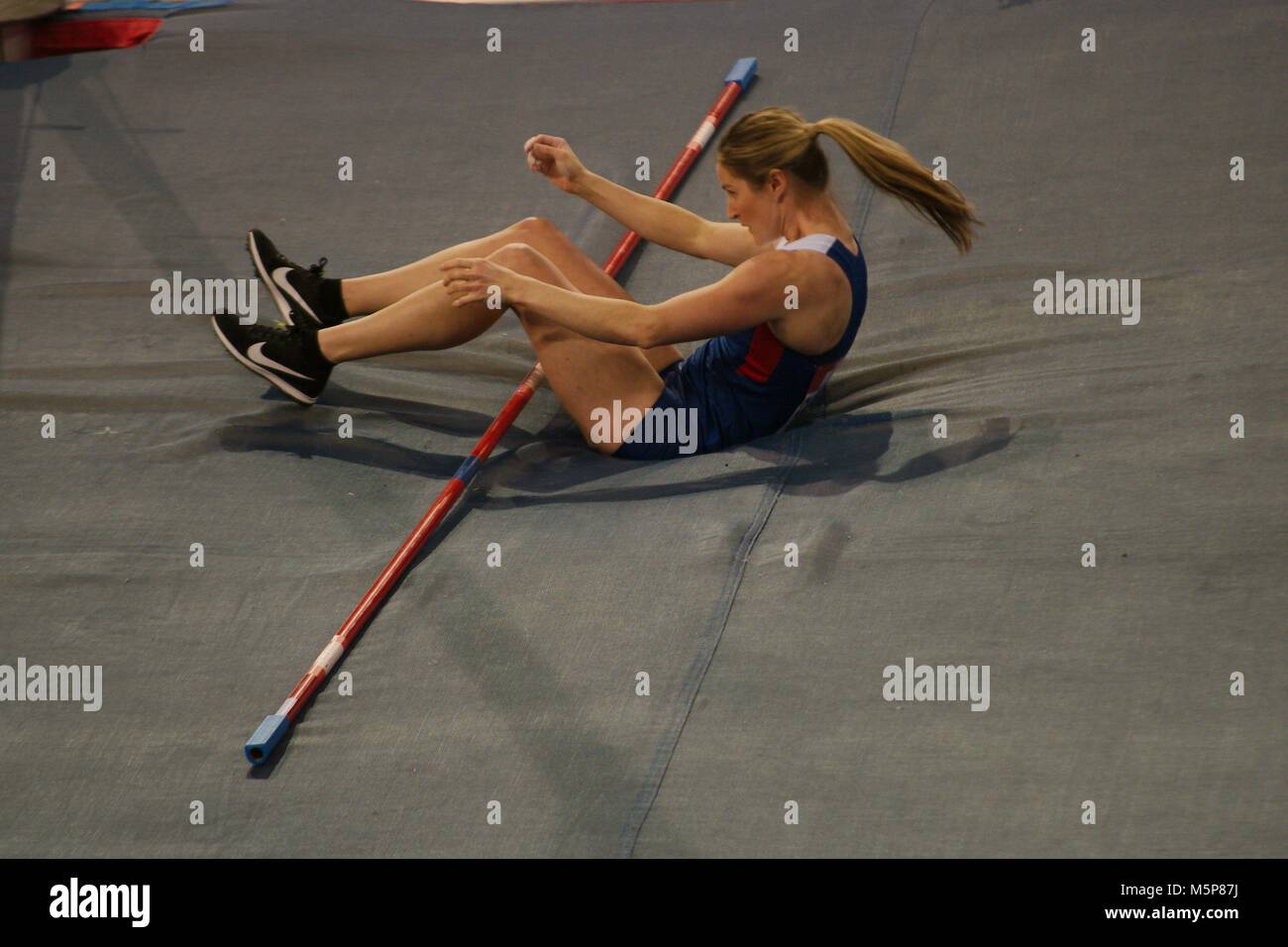 Glasgow, Schottland, 25. Februar 2018. Sally Peake von Großbritannien und NI landet auf der Matte nach einem misslungenen Sprung im Stabhochsprung an der Muller Indoor Grand Prix in Glasgow. Credit: Colin Edwards/Alamy Leben Nachrichten. Stockfoto