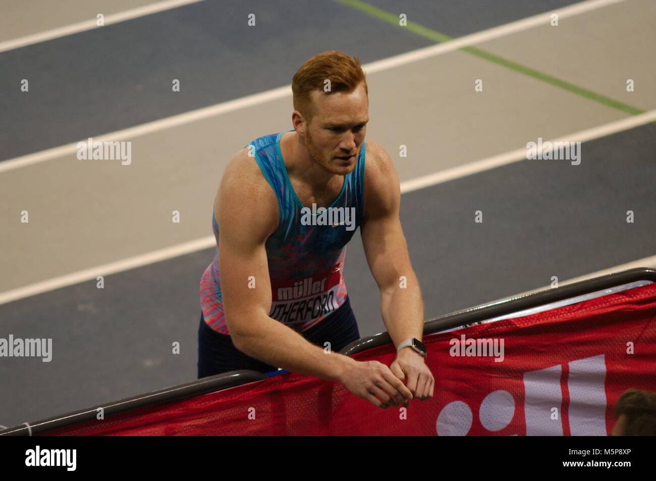 Glasgow, Schottland, 25. Februar 2018. Greg Rutherford Gespräch mit seinem Trainer während der langen Sprung am Muller Indoor Grand Prix in Glasgow. Credit: Colin Edwards/Alamy Leben Nachrichten. Stockfoto