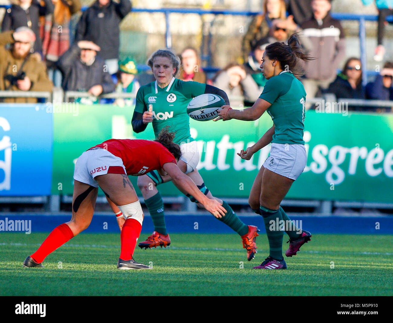 Dublin, Irland. Sonntag, den 25. Februar, 2018. Irlands Sene Naoupa erhält ein Vergehen zu Claire Molloy und setzt ihr ein Tor gegen Wales in sechs der Frauen Nations Championship. Photo Credit: Graham Service Credit: Graham Service/Alamy leben Nachrichten Stockfoto