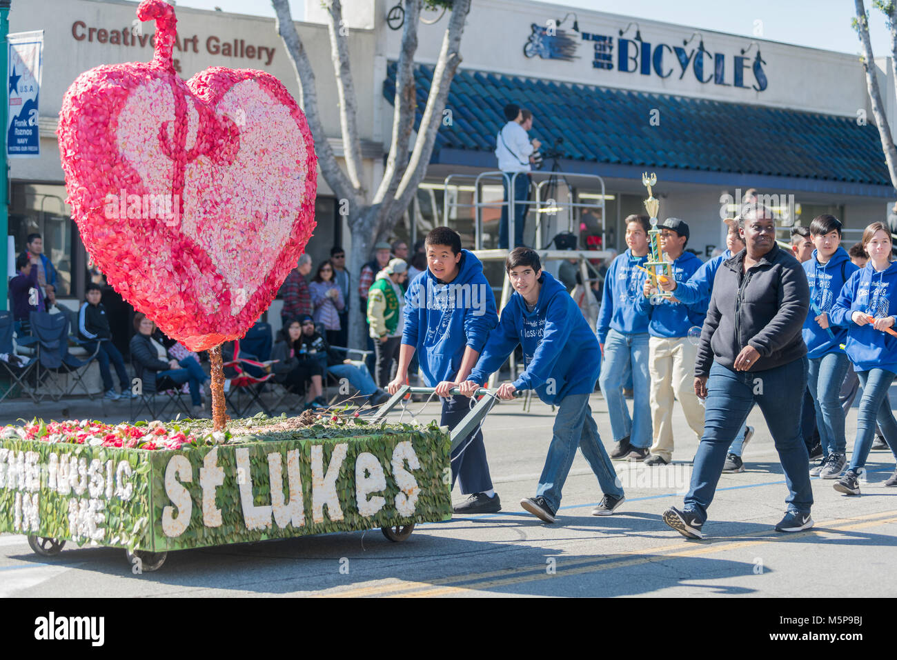 Temple City, Los Angeles, USA. 24. Februar, 2018. Marching Band Leistung des berühmten 74Th Camellia Festival Parade am Feb 24, 2018 an der Temple City, Los Angeles County, Kalifornien Quelle: Chon Kit Leong/Alamy leben Nachrichten Stockfoto