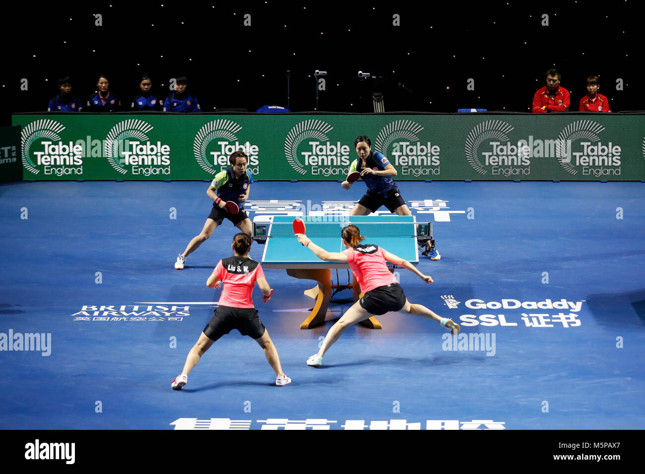 London, Großbritannien. 24 Feb, 2018. ITTF-Team WM-Spiel zwischen DING Ning, LIU Shiwen, von China und SOO Wai Yam Minnie, NG Wing Nam Hong Kong China, Halbfinale Frauen Match am 24. Februar 2018 in Kupfer, Arena, London verdoppelt. Quelle: Michal Busko/Alamy leben Nachrichten Stockfoto